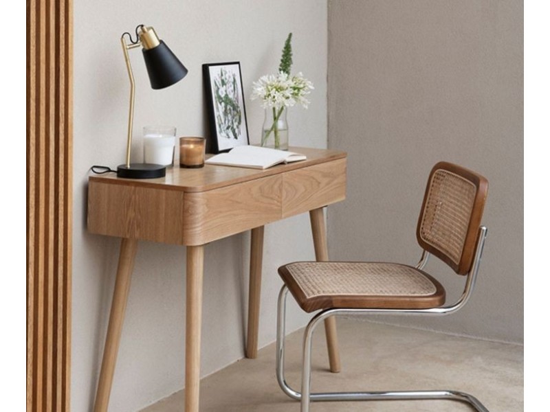 Lámpara de mesa industrial de metal negro