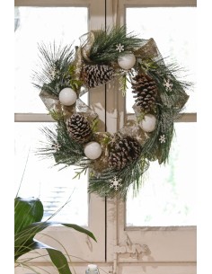 Corona piñas y copos de nieve